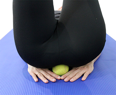 dorn kreuzbein selbsthilfe auf tennisball liegend